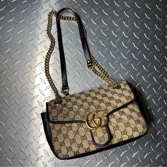 Gucci Marmont Flap Bag in Black - Picture 2 of 11